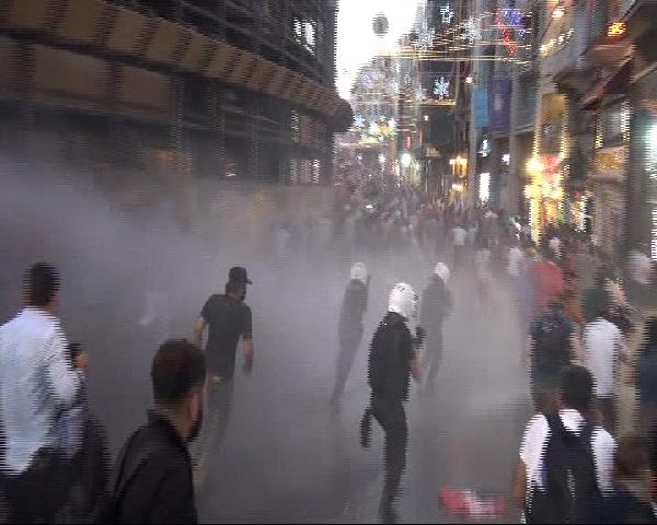 (geniş haber) - Taksim'de göstericilere müdahale: Çok sayıda gözaltı var