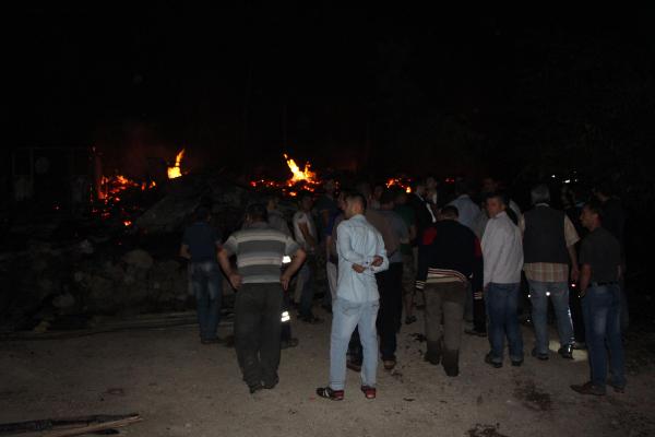 Köy alevlere teslim oldu, 7 ev ile 5 ahır yandı