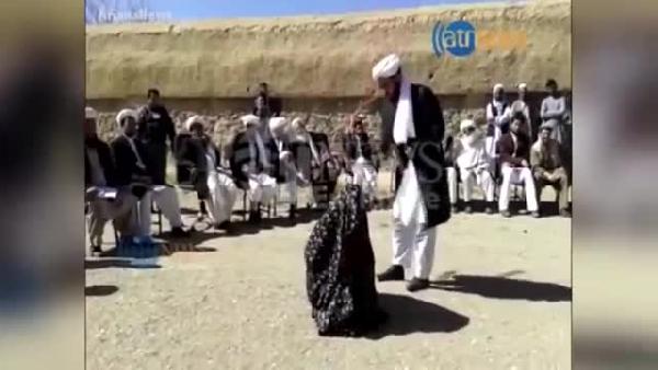 Afganistan’ta zina yaptığı iddia edilen kadın böyle cezalandırıldı