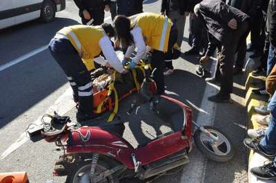 Otomobilin çarptığı elektrikli bisikletli yaralandı