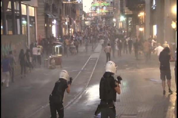 (Video) Riot police intervenes “Day of Peace” protest in Taksim, one journalist wounded