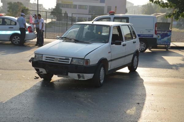 Kasklı motosikletli kazadan yaralı kurtuldu