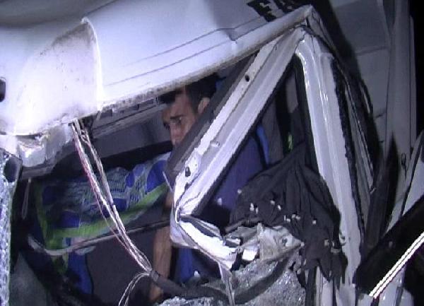 Direksiyon ve koltuk arasına sıkışan şoför, 1 saatte kurtarıldı