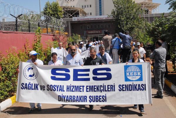 Diyarbakır'da sağlık çalışanlarından sessiz yürüyüş