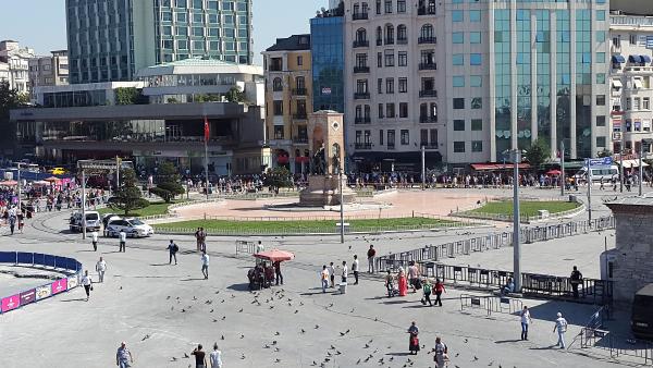 Taksim'de şüpheli çanta meydanı kapattırdı (1)