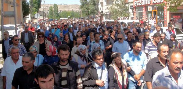 Şehit polis, bir hafta önce ölen annesinin yanına defnedildi