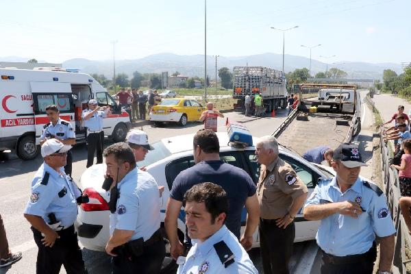 Polis otomobili ile ticari taksi çarpıştı: 3 yaralı