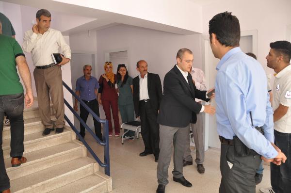 Çukurca Kaymakamı, saldırıya uğrayan binalarda inceleme yaptı