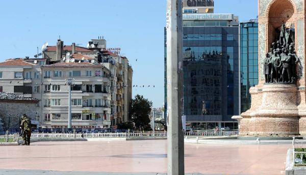 Taksim Cumhuriyet Anıtı'nda şüpheli çanta alarmı (2)
