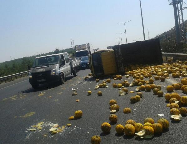 Kavun yüklü kamyonet devrildi, otoyol trafiği kilitlendi