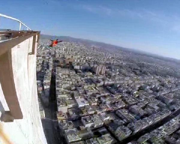 Dünyaca ünlü Base Jump atlayışçısı Mersin'de gökdelenden atladı