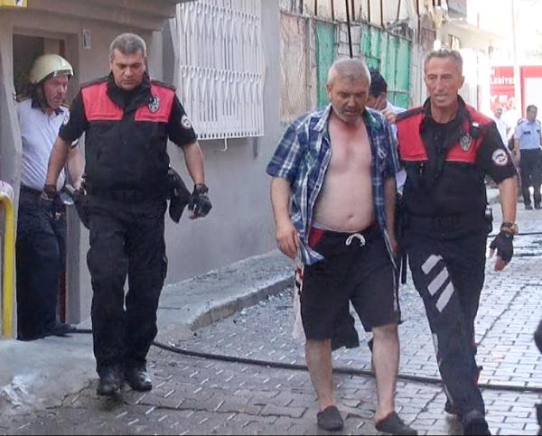 Oturduğu evi ateşe verip, kapıyı üzerine kilitledi