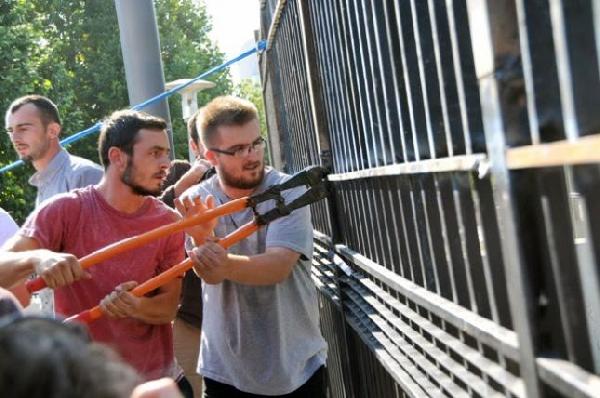 Vetevendosye Hareketi başbakanlık binasının parmaklıklarını söktü