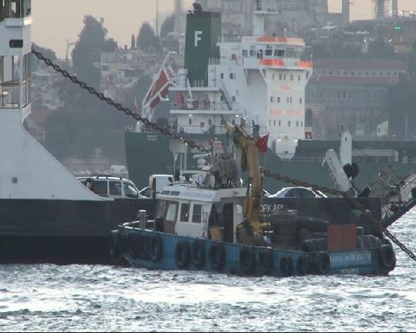 Haliç açıklarında mahsur kalan araba vapuru kurtarılmaya çalışılıyor