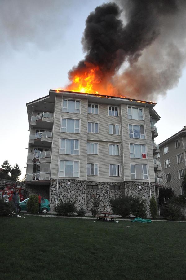 Çatı yangınında 2 kadın ile 1 bebek itfaiye merdiveniyle kurtarıldı