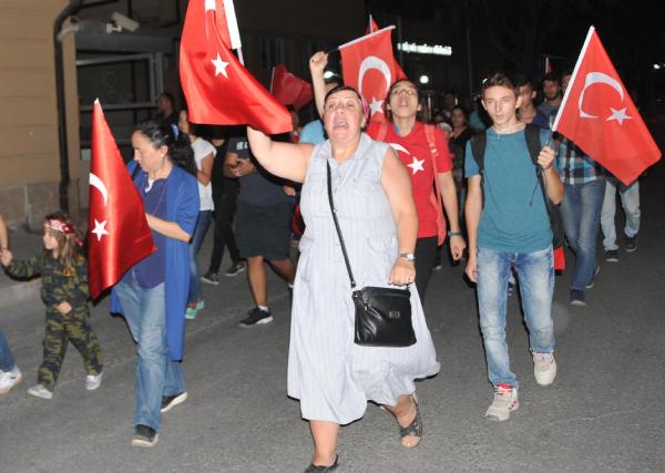 Şehitler için yürüyüp, birlik beraberlik için birlerine sarıldılar