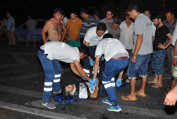 Manavgat’ta otomobil motosiklete çarptı: 3 yaralı