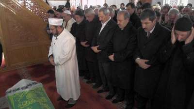 Zafer Çağlayan, Muş'ta üvey annesini toprağa verdi