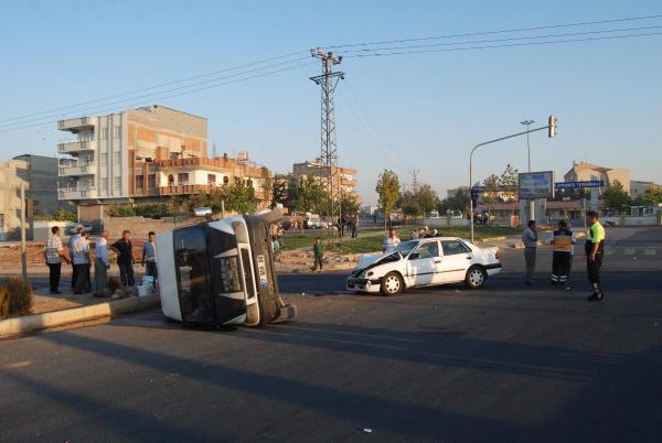 Tarım işçilerini taşıyan minibüs otomobille çarpıştı: 11 yaralı