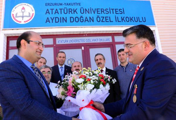 Atatürk Üniversitesi Aydın Doğan İlkokulu'na plaket