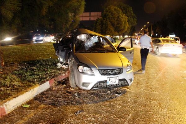 Trafik magandasının 'makas' kazası, 3 yaralı