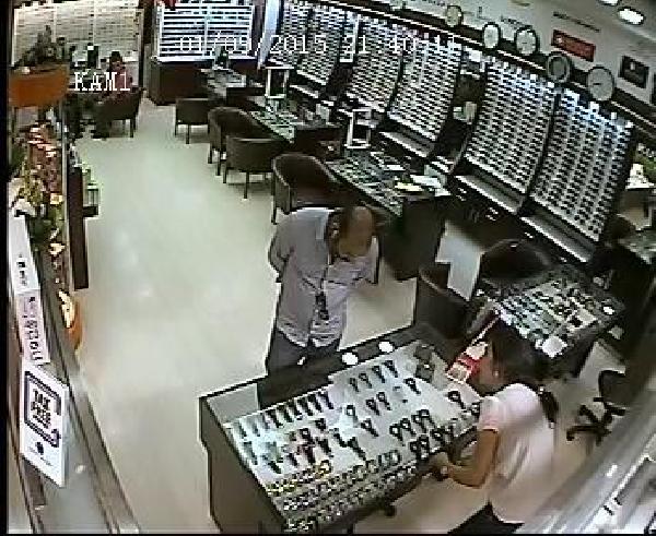 15 bin liralık saatleri çalanlar güvenlik kamerasında