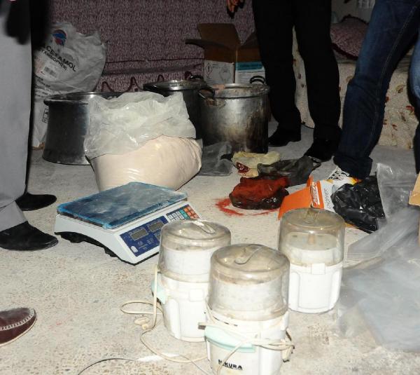 Teras kattaki uyuşturucu imalathanesine baskın