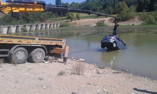 Bursa'da yaralıya yardım ederken kaybettiği otomobil derede bulundu