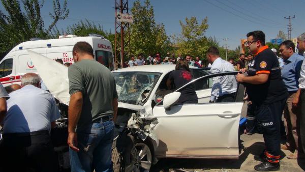 Kilis'te otomobil ile yolcu midibüsü çarpıştı: 6 yaralı