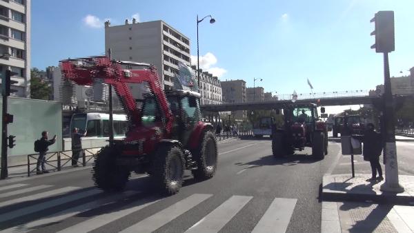 Fransız çiftçiler traktörleri ile Paris’e geldi