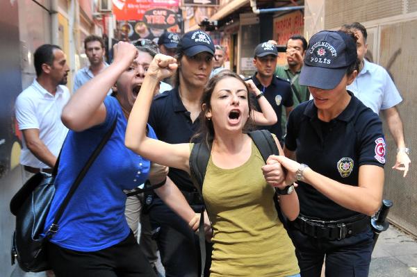 Mersin'de kadınlar, Aile ve Sosyal Politikalar İl Müdürlüğü'nü işgal etti