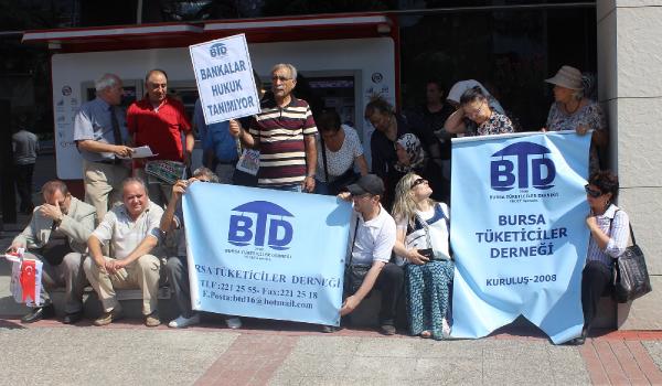 Tüketicilerden dosya masrafı için oturma eylemi