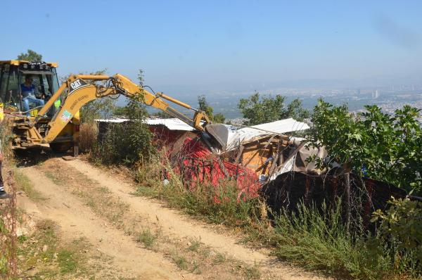 Uludağ yolundaki kaçak 60 baraka ve prefabrik ev yıkıldı
