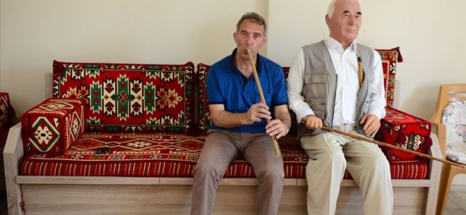 Vefat eden babasının heykelini yaptırdı