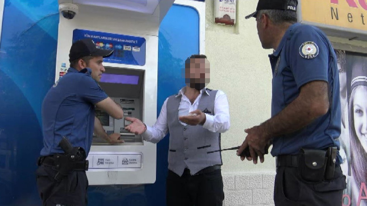Kira parasını yutan ATM'yi parçaladı