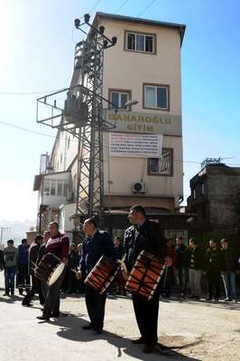Davul zurnayla yıkım ekibini beklediler