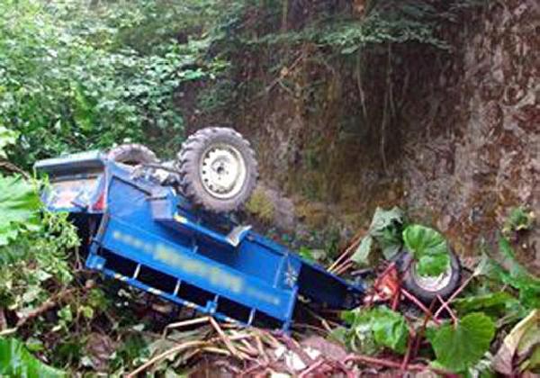 Çapa motoru dereye yuvarlandı, 1 ölü, 2 yaralı