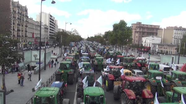 Paris’teki traktörlü çiftçi eylemi olaysız sona erdi