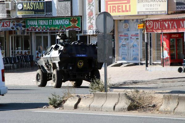 Silopi'de TIR'la yol kapatan PKK'lılar polise ateş açtı