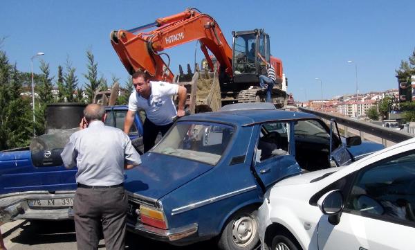 Üst geçitte freni boşalan TIR, 5 araca çarptı