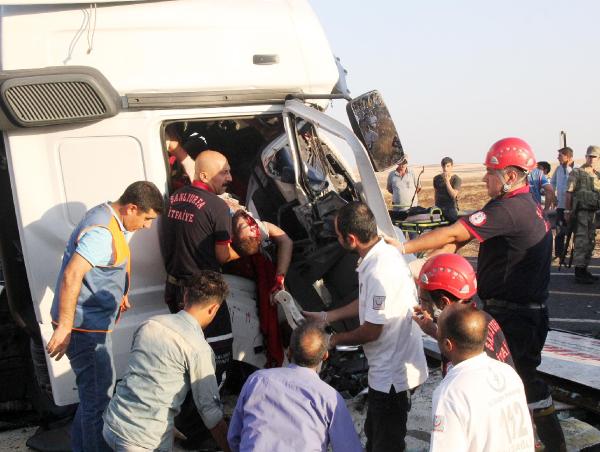 Şanlıurfa'da kamyonet ile TIR çarpıştı: 1 ölü, 1 yaralı