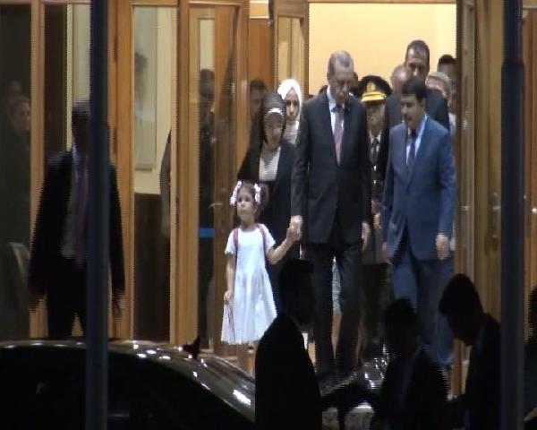 Cumhurbaşkanı Erdoğan ailesiyle birlikte İstanbul'a geldi