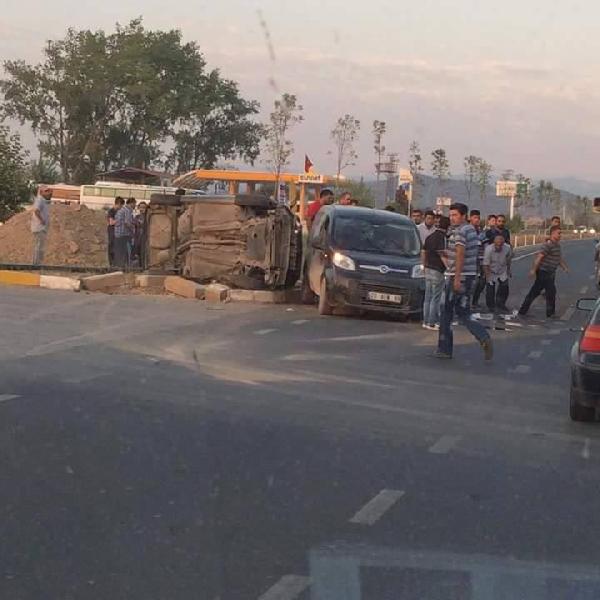 Kamyonet otomobille çarpıştı: 1 ölü 3 yaralı
