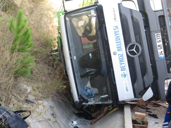 Beykoz'da çöp kamyonu devrildi..1 ölü..