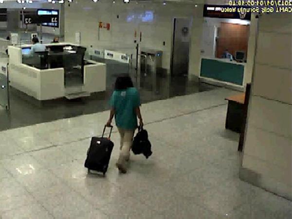 Yere yatırdılar,sırtına bastırdılar ve  ölümüne neden oldular