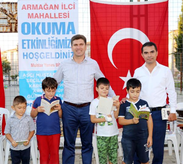Kitabını alan parka koştu