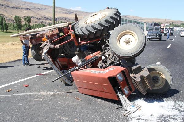 Van'da traktör ile TIR çarpıştı: 4 yaralı