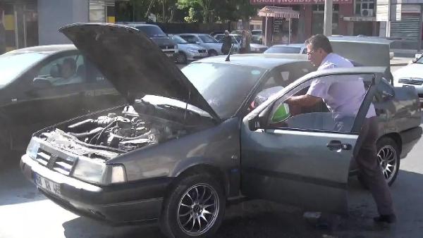 Yanan otomobilini kova ile su taşıyarak söndürdü