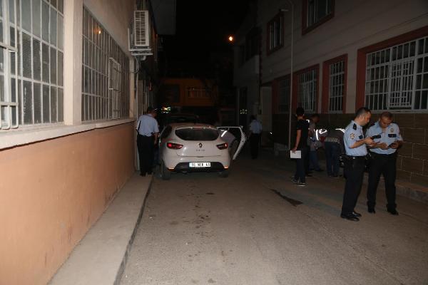 Otomobil sürücüsünü öldürdü, araç durunca inerek kaçtı
