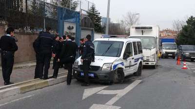 Beşiktaş'ta taksi ile polis aracı çarpıştı: 1 polis yaralı